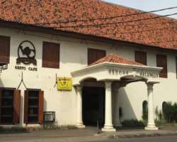 There was a residence of the ruler of Jakarta in the southern part of the place and a lodge beside that. The lodge was destroyed by the British troops